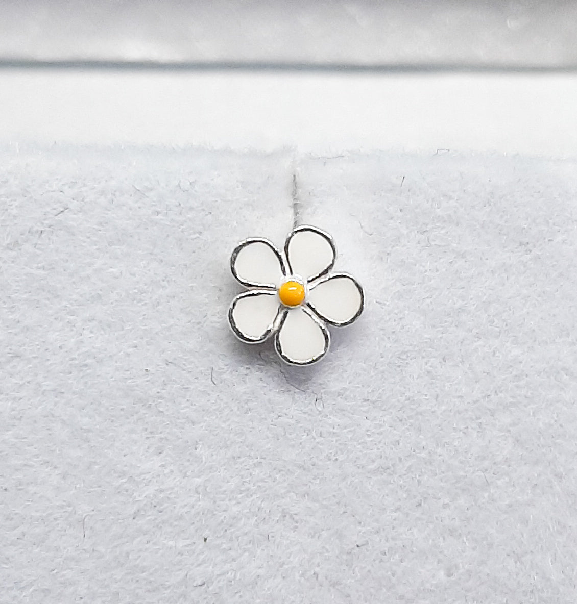 White Daisy Flower Stud Earrings
