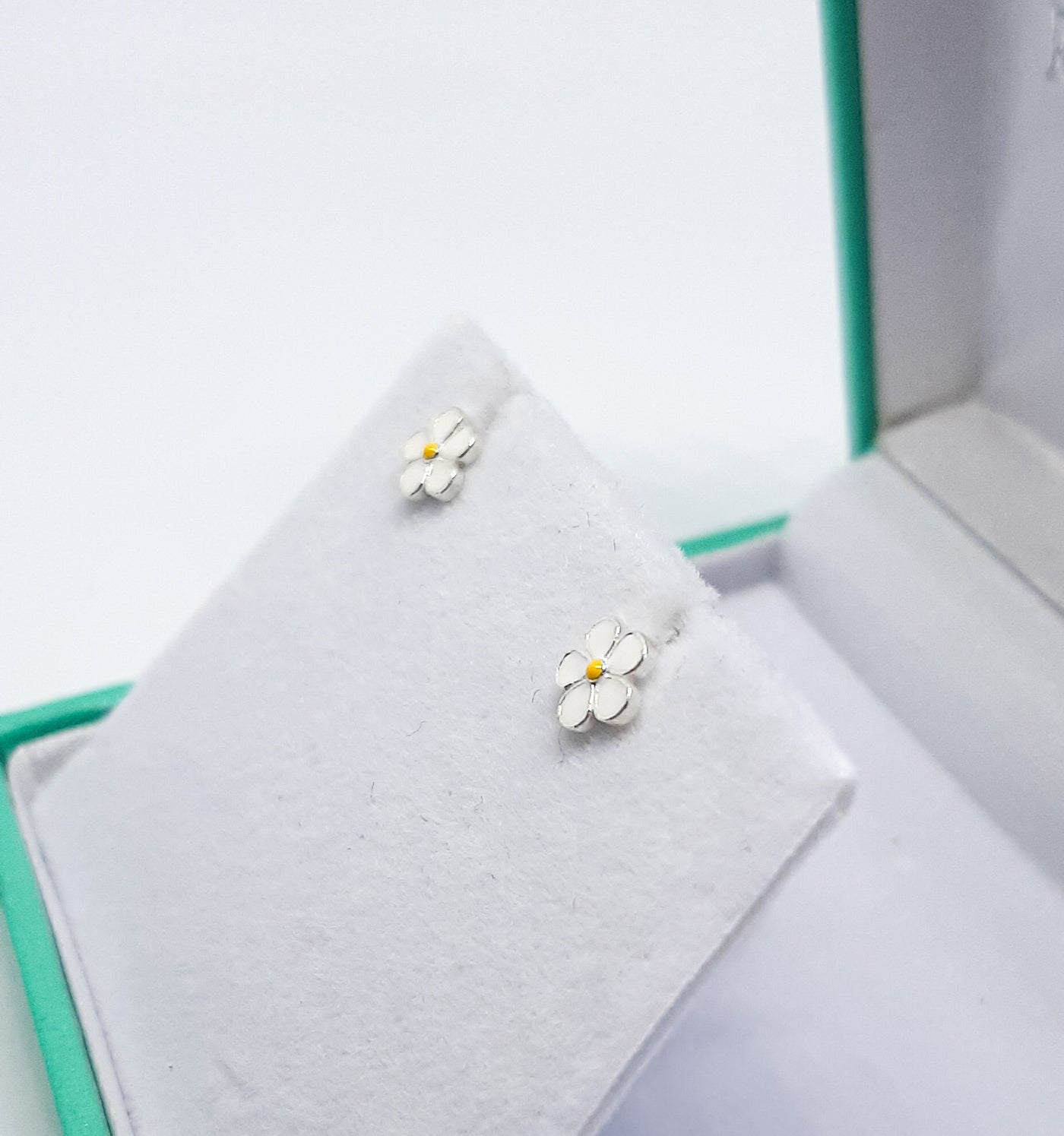 White Daisy Flower Stud Earrings