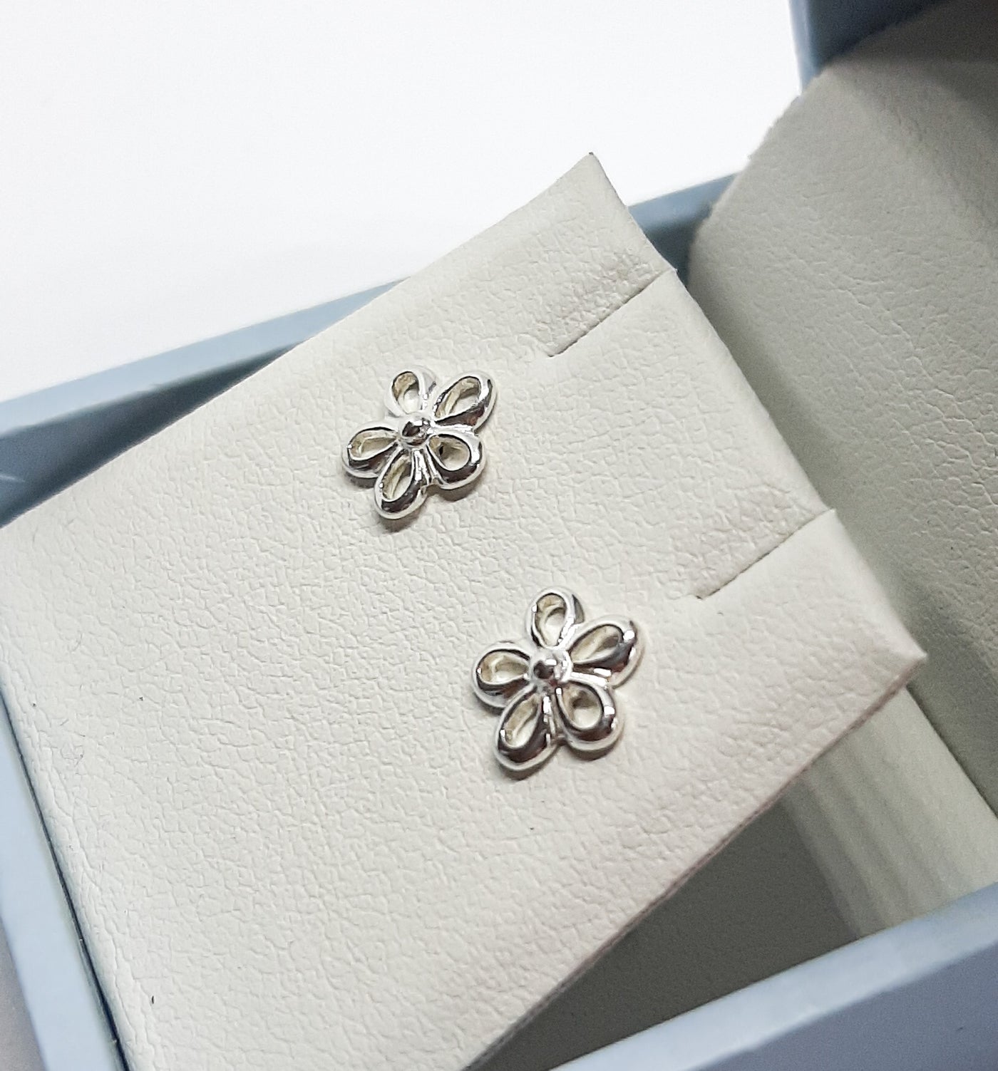 Dew Open Daisy Flower Stud Earrings