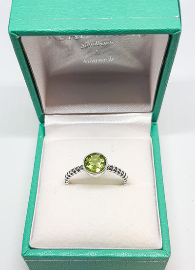 Round Peridot Patterned Band Ring