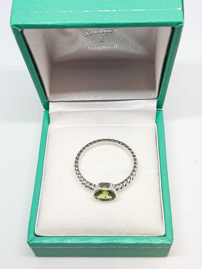 Round Peridot Patterned Band Ring