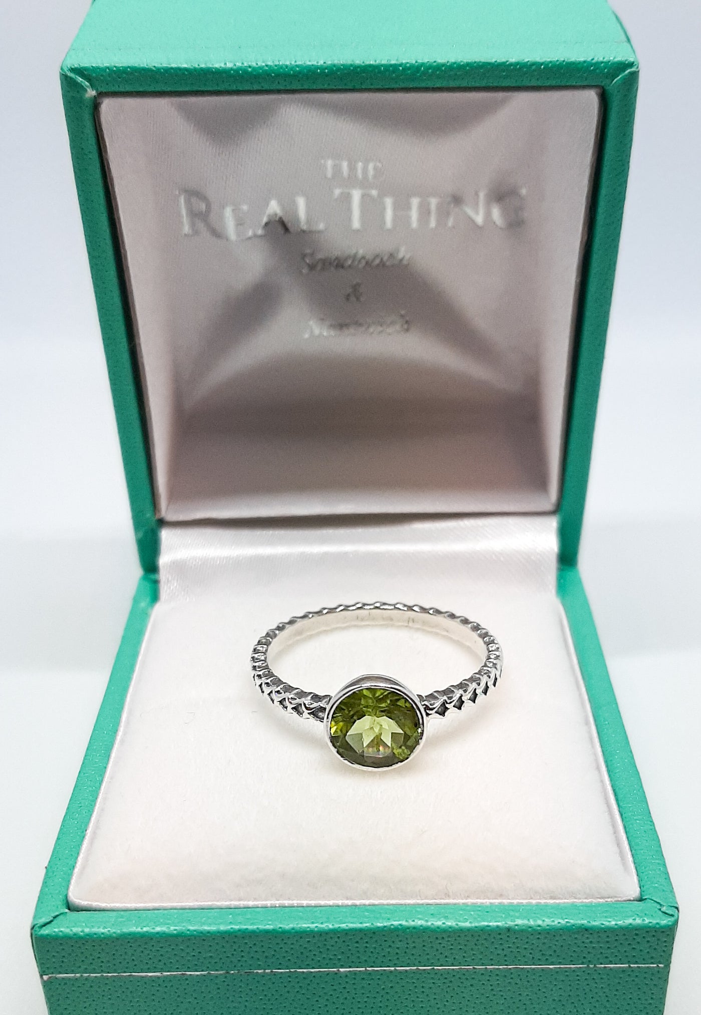 Round Peridot Patterned Band Ring