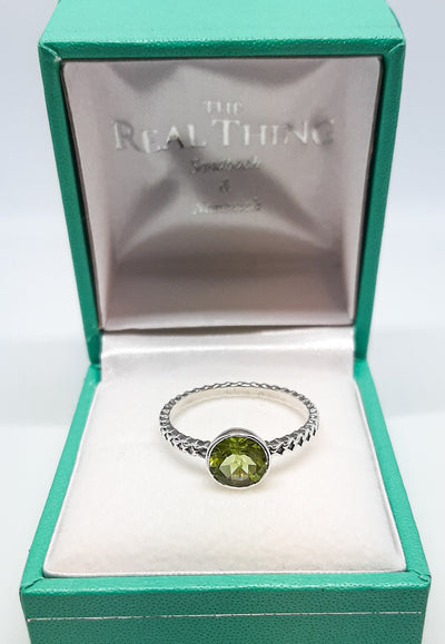 Round Peridot Patterned Band Ring