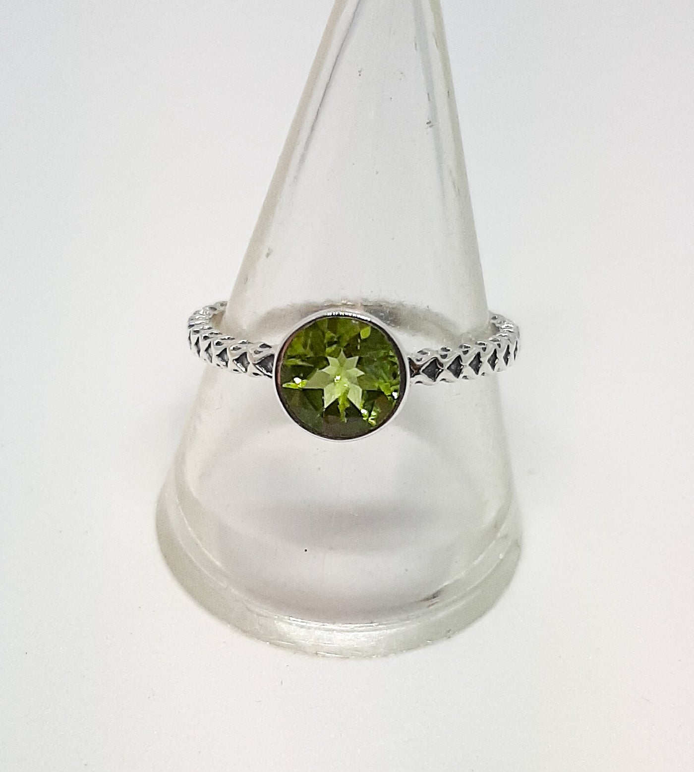 Round Peridot Patterned Band Ring
