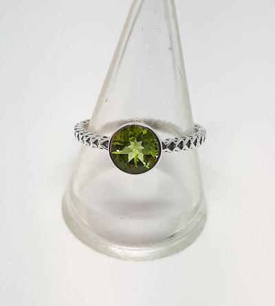 Round Peridot Patterned Band Ring