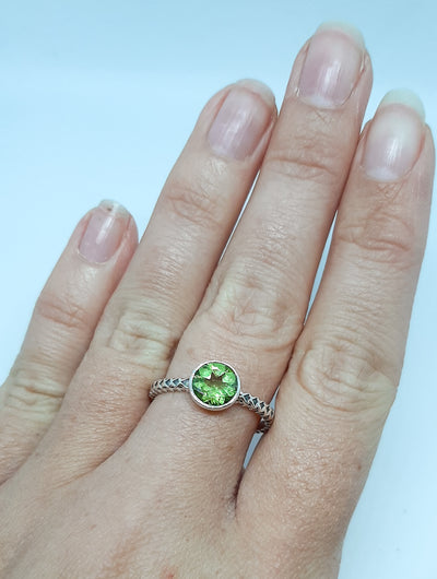 Round Peridot Patterned Band Ring