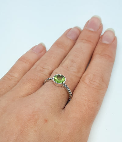 Round Peridot Patterned Band Ring