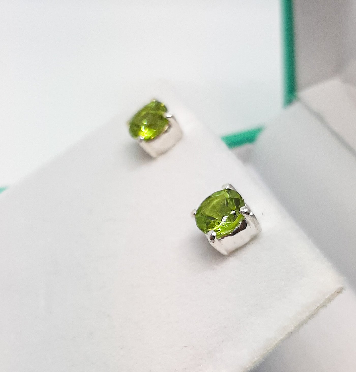 Round Claw Set Peridot Stud Earrings