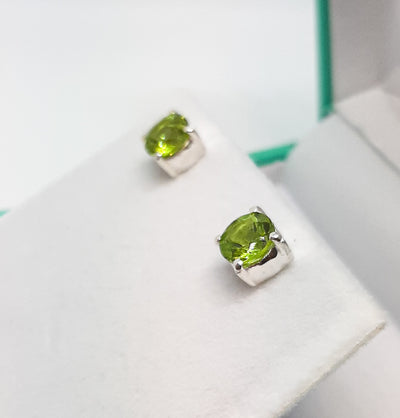 Round Claw Set Peridot Stud Earrings