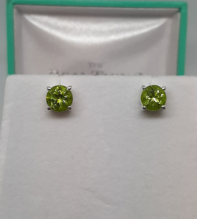 Round Claw Set Peridot Stud Earrings