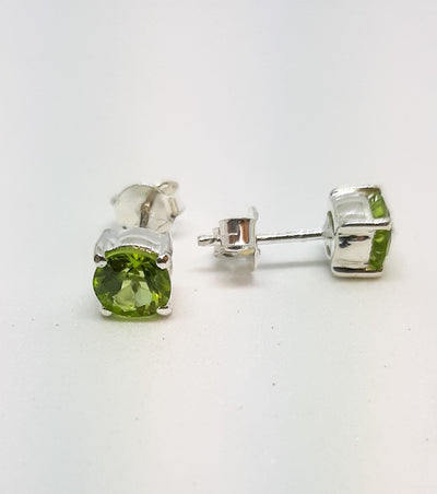 Round Claw Set Peridot Stud Earrings